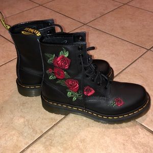 Dr. Martens AirWair, 1460 Vonda; rose detail
